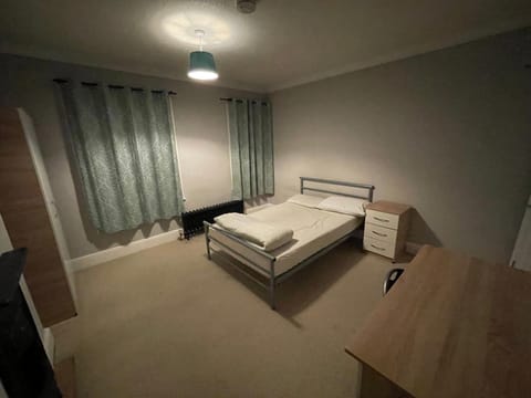 4 Double Bedroom House with Private Garden and Own Entrance House in Worcester