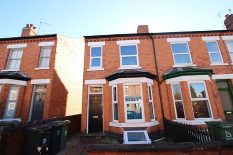 4 Double Bedroom House with Private Garden and Own Entrance House in Worcester