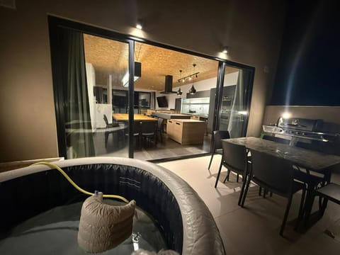 BBQ facilities, Hot Tub, Kitchen or kitchenette, Living room, Seating area, Dining area