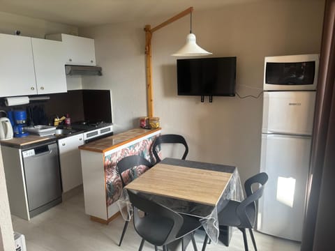 TV and multimedia, Kitchen or kitchenette, Dining area, dishwasher, oven, stove, toaster