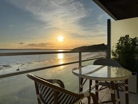 Natural landscape, View (from property/room), Balcony/Terrace, Dining area, Beach, Sea view, Sunset