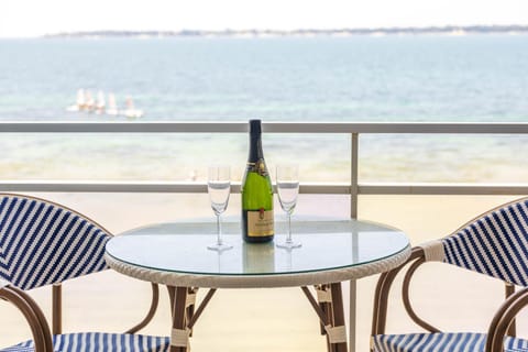 Natural landscape, View (from property/room), Balcony/Terrace, Dining area, Beach, Sea view