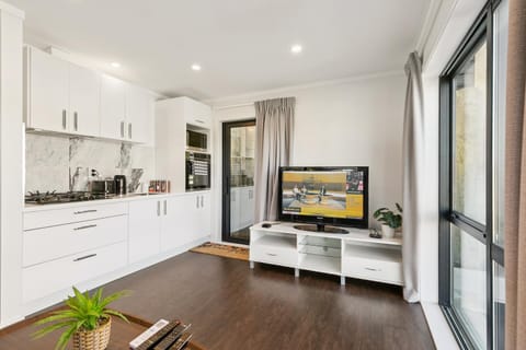 Facade/entrance, TV and multimedia, Kitchen or kitchenette, Living room
