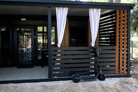 Property building, Day, Balcony/Terrace