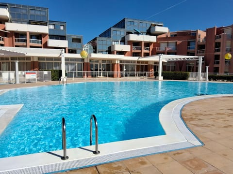 Property building, Day, Swimming pool