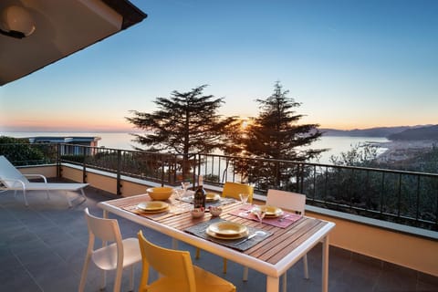 Patio, View (from property/room), Balcony/Terrace, Dining area, Food, Sea view, Breakfast