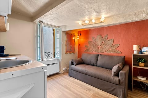 Bed, Decorative detail, air conditioner