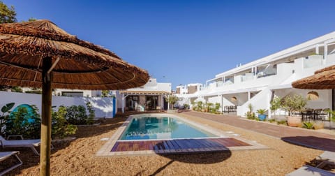 Property building, Swimming pool, sunbed
