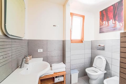 Toilet, Bathroom, bidet, towels