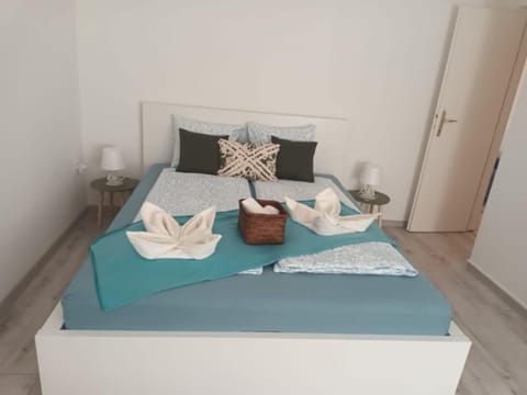 Bed, Bedroom, towels