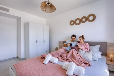 Bed, People, Photo of the whole room, Bedroom, Guests, group of guests, towels