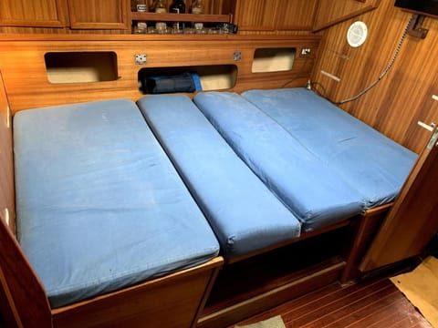 Notte in barca tra gioia e relax cullati dal mare Docked boat in Civitavecchia