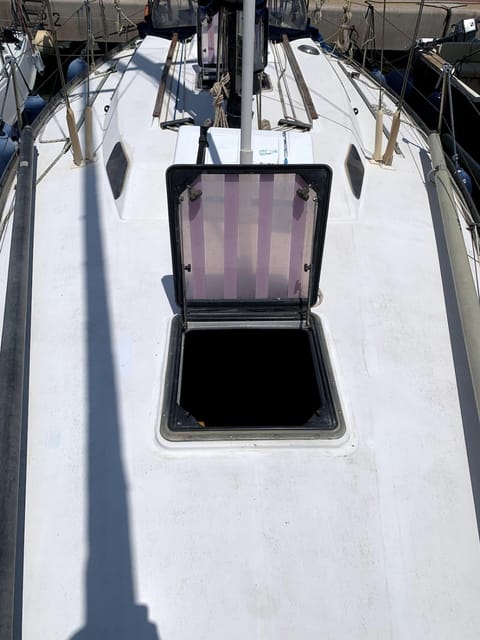 Notte in barca tra gioia e relax cullati dal mare Docked boat in Civitavecchia