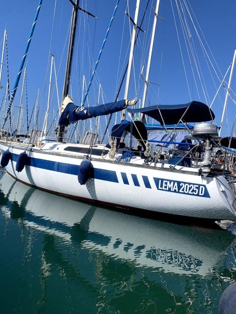 Notte in barca tra gioia e relax cullati dal mare Docked boat in Civitavecchia