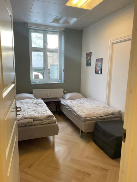 7-bedroom apartment with 2x private parking Apartment in Aalborg