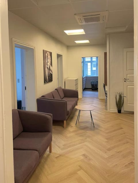 7-bedroom apartment with 2x private parking Apartment in Aalborg