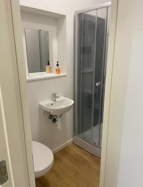 7-bedroom apartment with 2x private parking Apartment in Aalborg