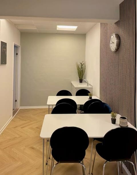 7-bedroom apartment with 2x private parking Apartment in Aalborg