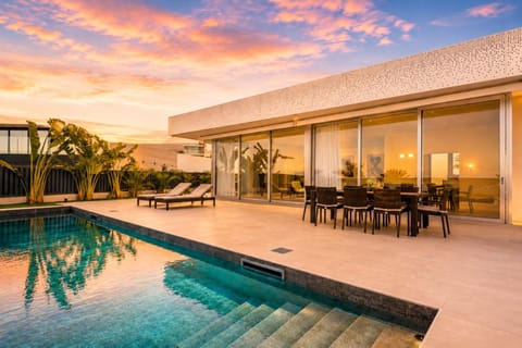 Patio, Swimming pool, sunbed