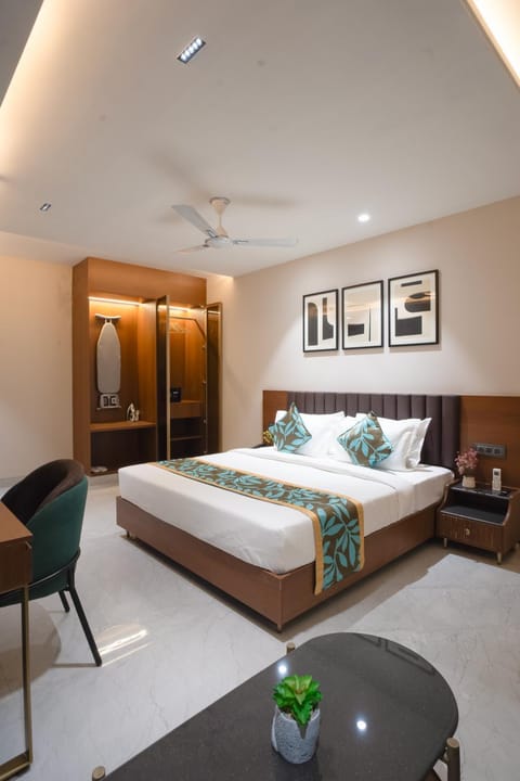 Bed, Photo of the whole room, Decorative detail, Seating area, Bedroom, flat iron, wardrobe