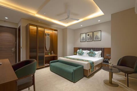 Bed, Photo of the whole room, Decorative detail, Seating area, Bedroom, flat iron, wardrobe