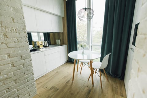 Kitchen or kitchenette, Dining area