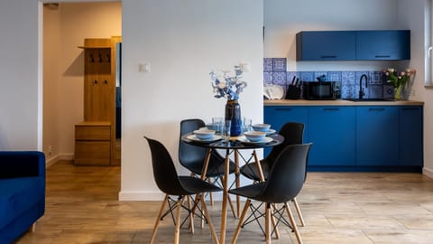 Kitchen or kitchenette, Seating area, Dining area