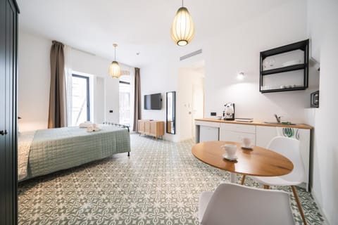Bed, TV and multimedia, Kitchen or kitchenette, Living room, Photo of the whole room
