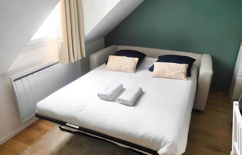 Bed, Photo of the whole room, Bedroom, internet, towels