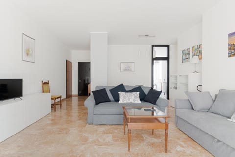 Communal lounge/ TV room, TV and multimedia, Living room, Seating area, Evening entertainment