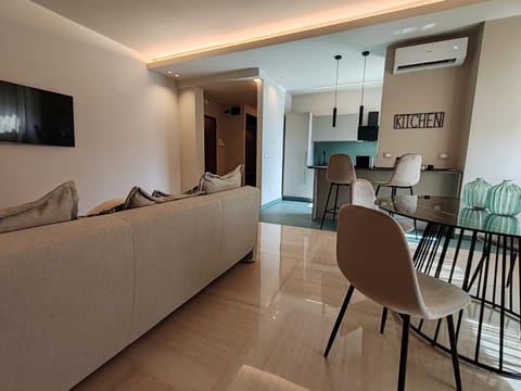TV and multimedia, Kitchen or kitchenette, Dining area, stove