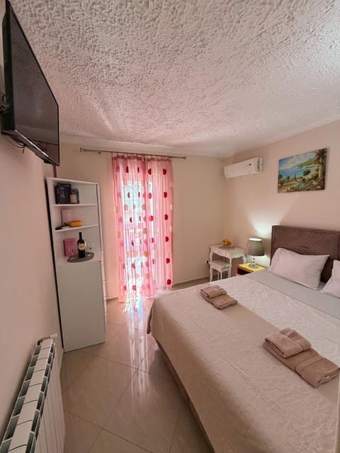 Bed, TV and multimedia, Photo of the whole room, towels, air conditioner