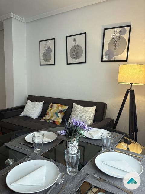 Living room, Food and drinks, Seating area, Dining area, Food