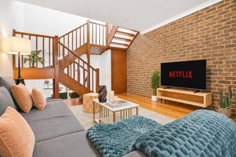 Property building, Communal lounge/ TV room, TV and multimedia, Living room, Photo of the whole room, Seating area, Entertainment