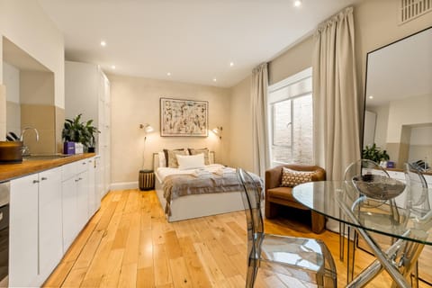 Bed, Kitchen or kitchenette, Seating area