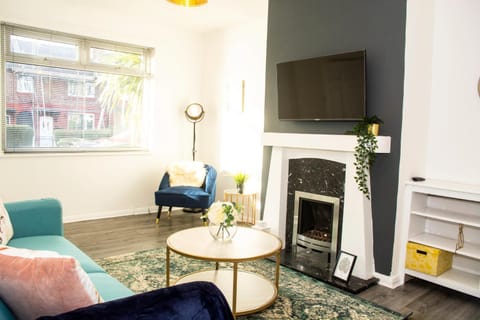 Communal lounge/ TV room, Living room, Seating area, Evening entertainment