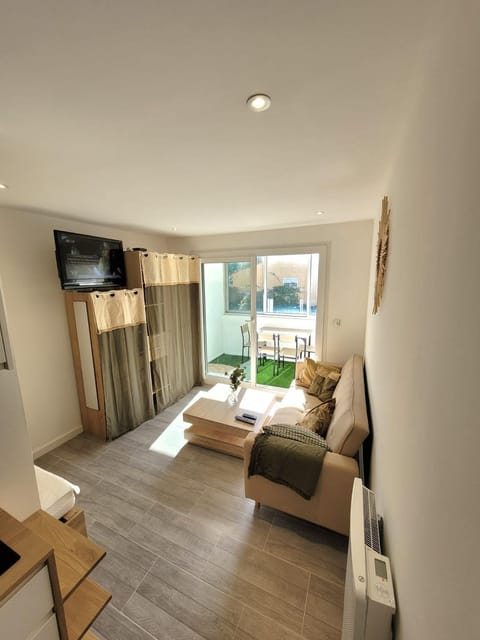 TV and multimedia, Living room, Photo of the whole room, Seating area, Bedroom