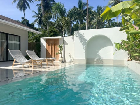 Property building, Day, Pool view, Swimming pool, Swimming pool, sunbed