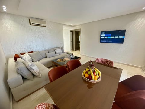 Communal lounge/ TV room, TV and multimedia, Living room, Seating area, Dining area, air conditioner