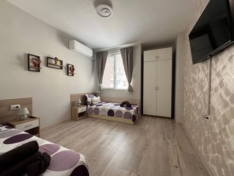 Bed, TV and multimedia, Photo of the whole room, Seating area, Bedroom, wardrobe, air conditioner