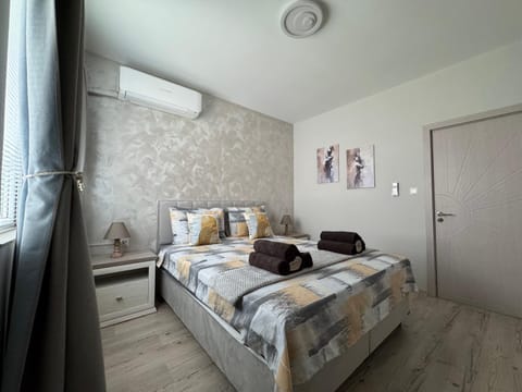 Bed, Photo of the whole room, Seating area, Bedroom, air conditioner