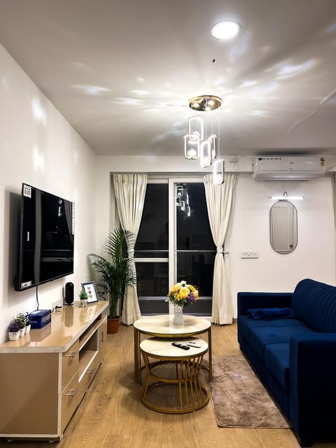 TV and multimedia, Living room, Seating area, Evening entertainment, air conditioner