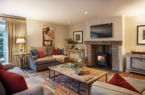 Property building, TV and multimedia, Living room, Seating area