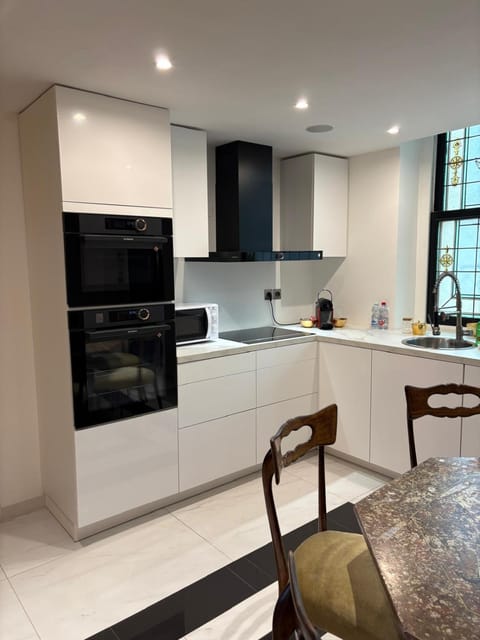 Kitchen or kitchenette, Dining area, stove