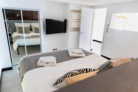 Bed, TV and multimedia, Bedroom