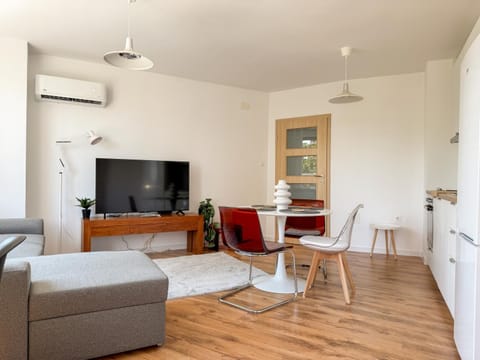 Facade/entrance, TV and multimedia, Living room, Seating area, Dining area, Evening entertainment, air conditioner