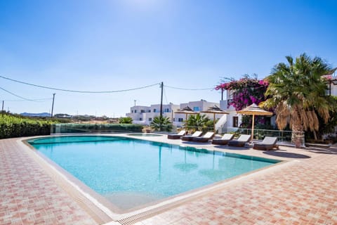 Property building, Swimming pool, sunbed