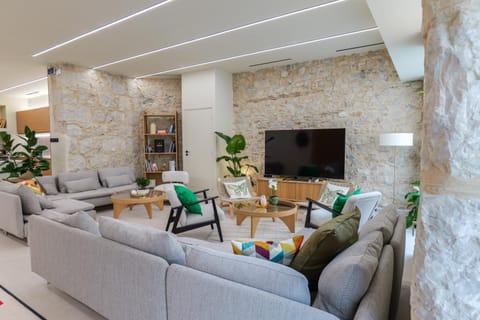 Communal lounge/ TV room, Living room, Seating area