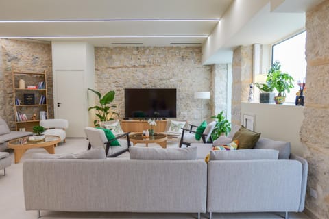 Communal lounge/ TV room, Living room, Seating area