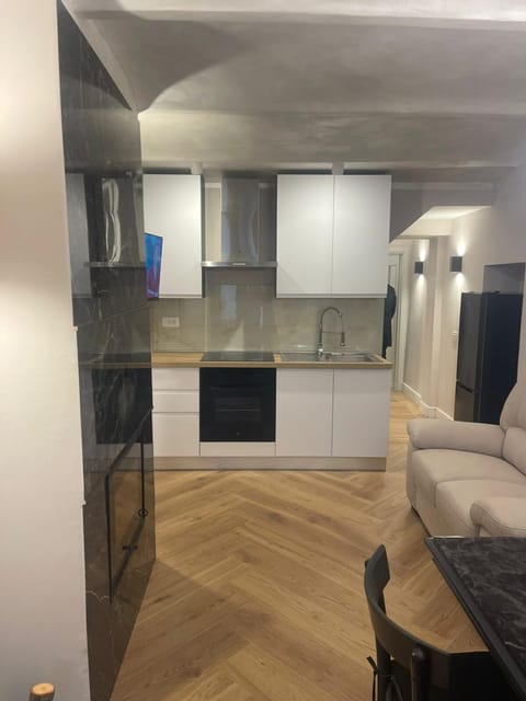 Kitchen or kitchenette, Dining area, oven